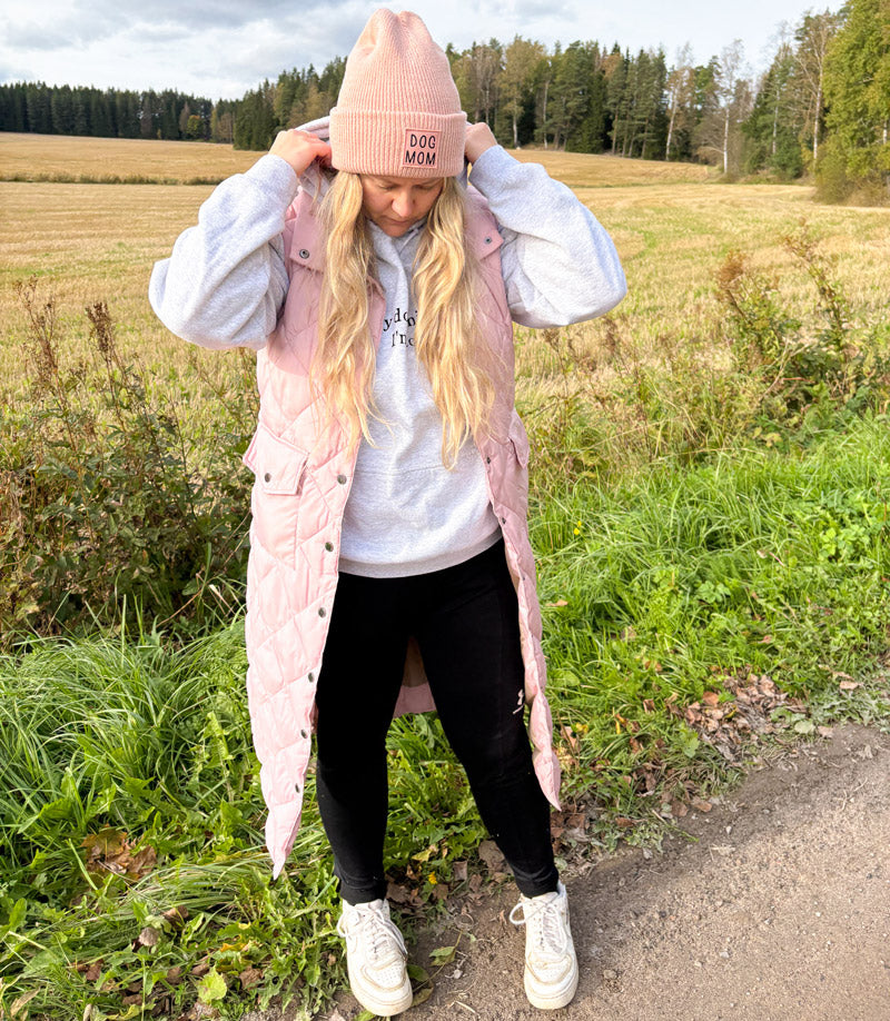 Suomessa käsinpainettu 100% kierrätysmateriaalista valmistettu dog mom pipo