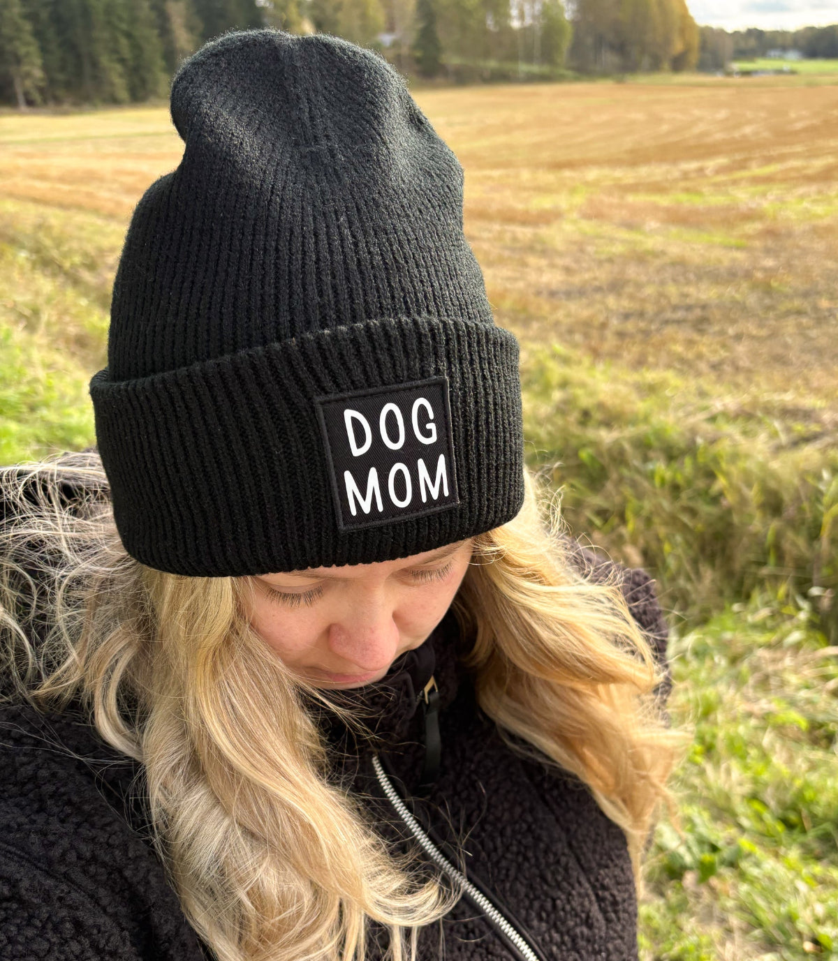 Suomessa käsinpainettu 100% kierrätysmateriaalista valmistettu dog mom pipo