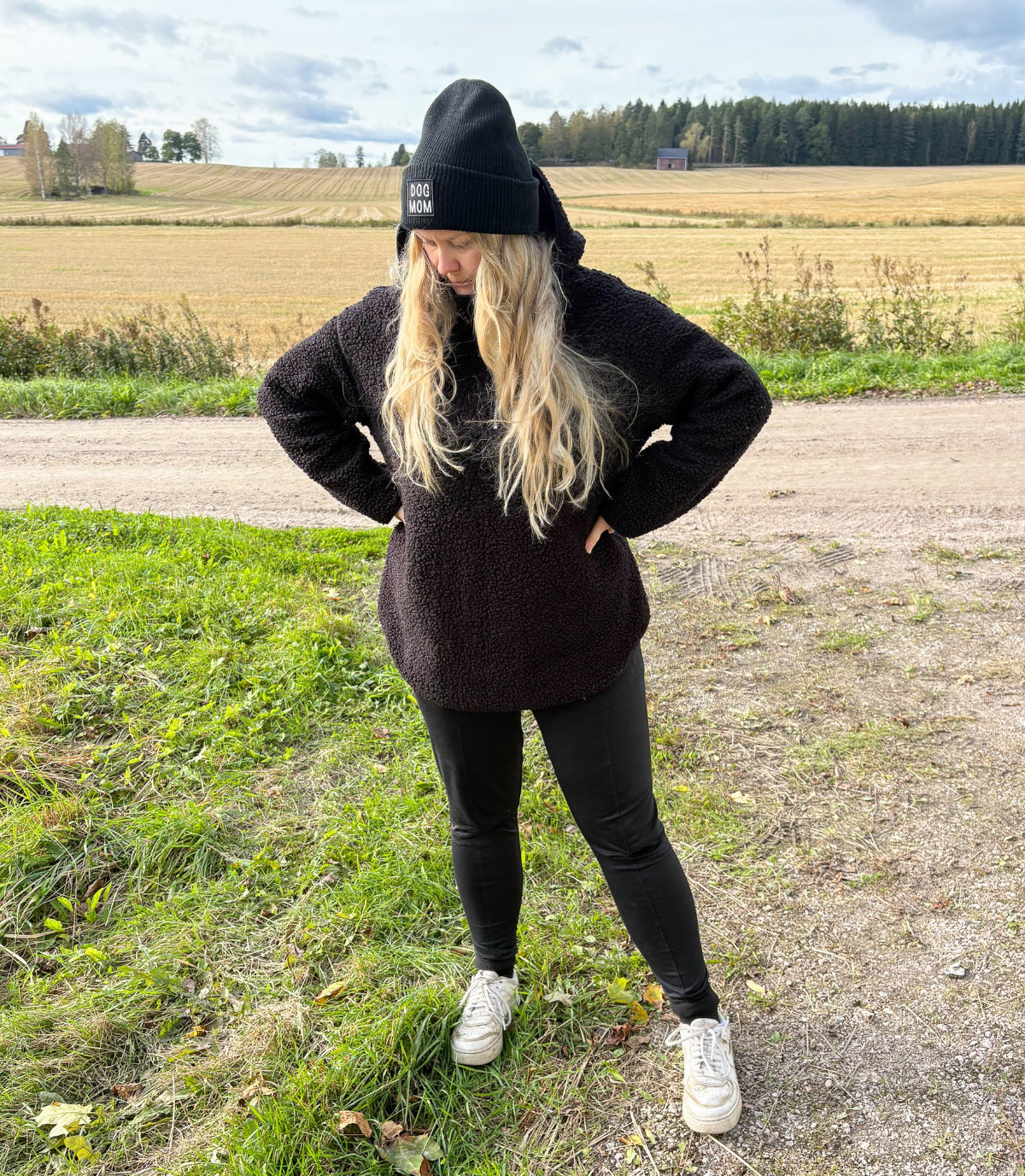 Suomessa käsinpainettu 100% kierrätysmateriaalista valmistettu dog mom pipo