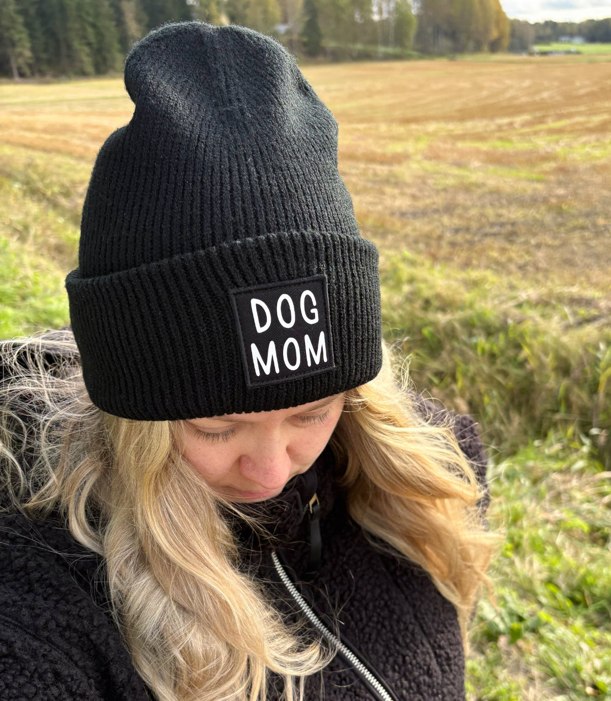 Suomessa käsinpainettu 100% kierrätysmateriaalista valmistettu dog mom pipo