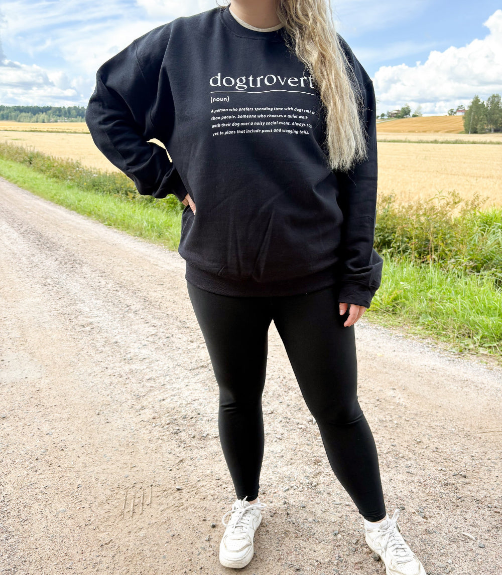 Musta collegepaita koira tekstillä