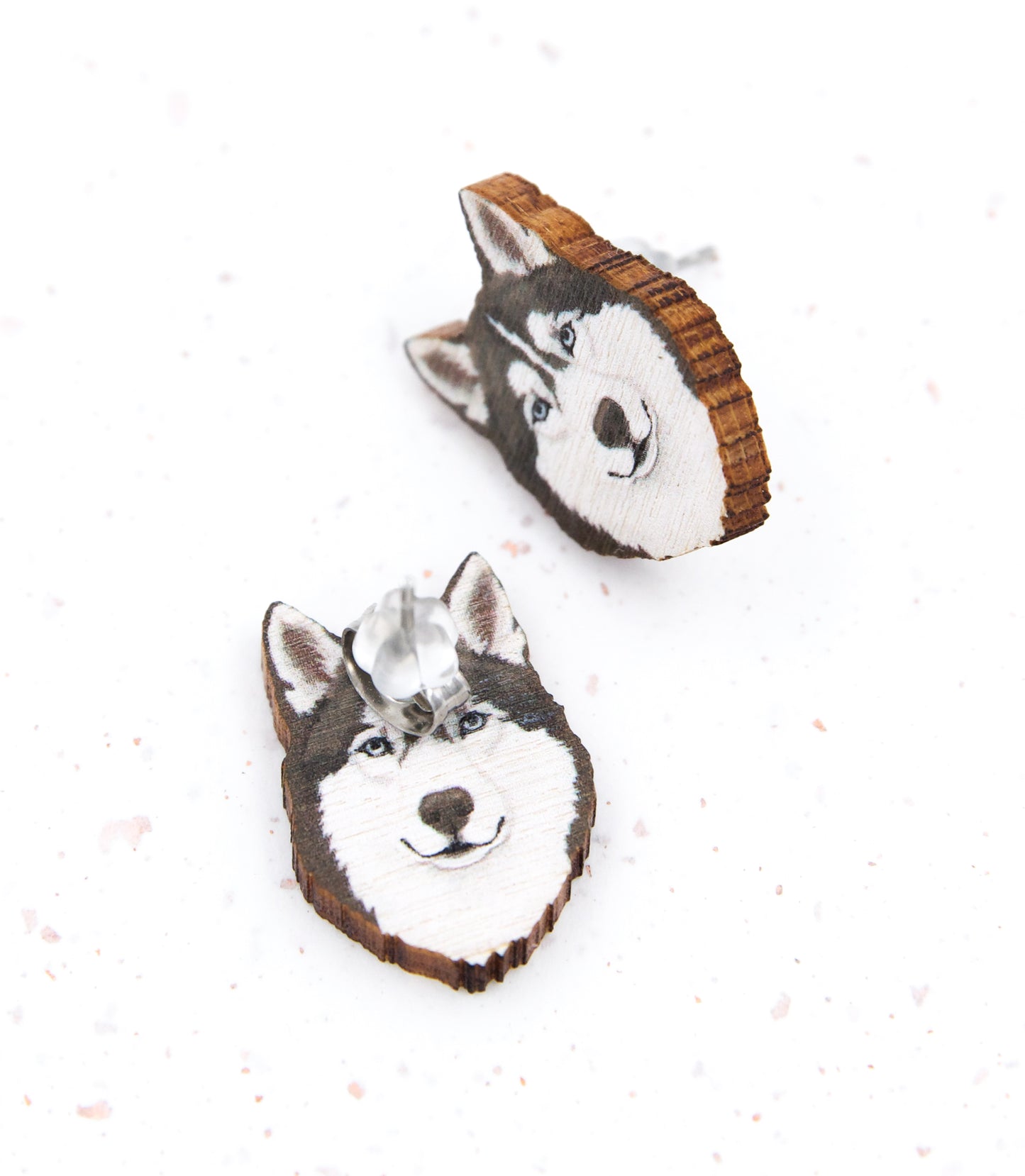 Suomalaisesta koivuvanerista ja allergiaystävällisestä kirurginteräksestä valmistetut husky nappikorvakorut