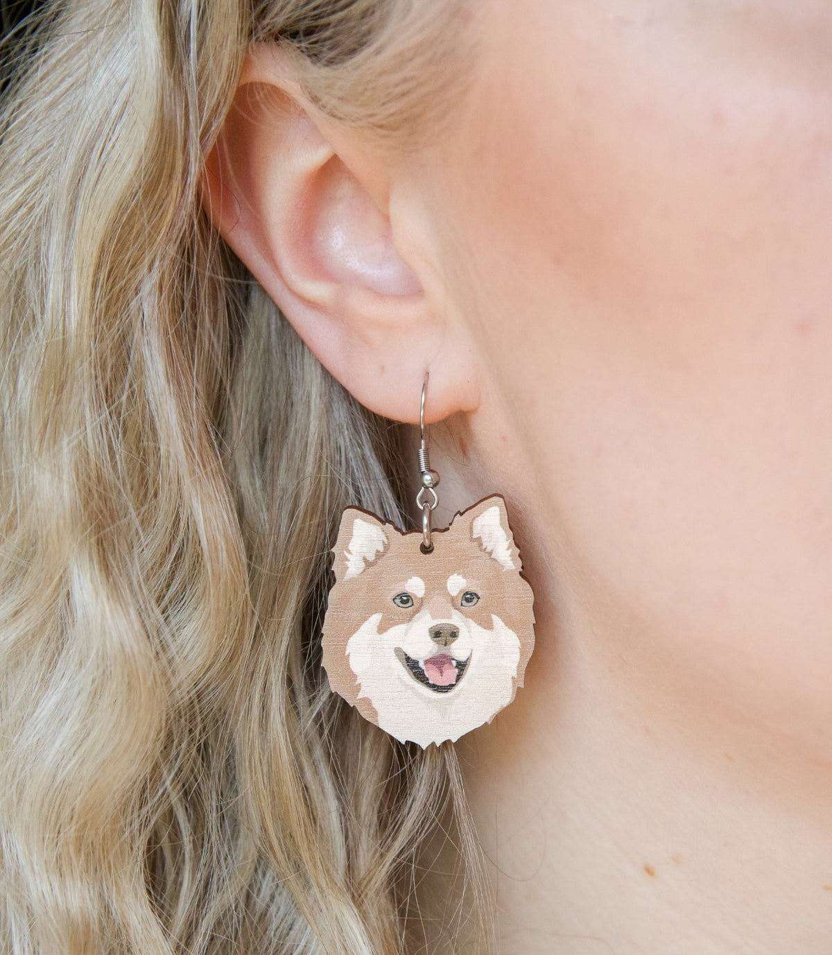 Suomalaisesta koivuvanerista ja kirurginteräksestä valmistetut roikkuvat ruskeat lapinkoira korvakorut