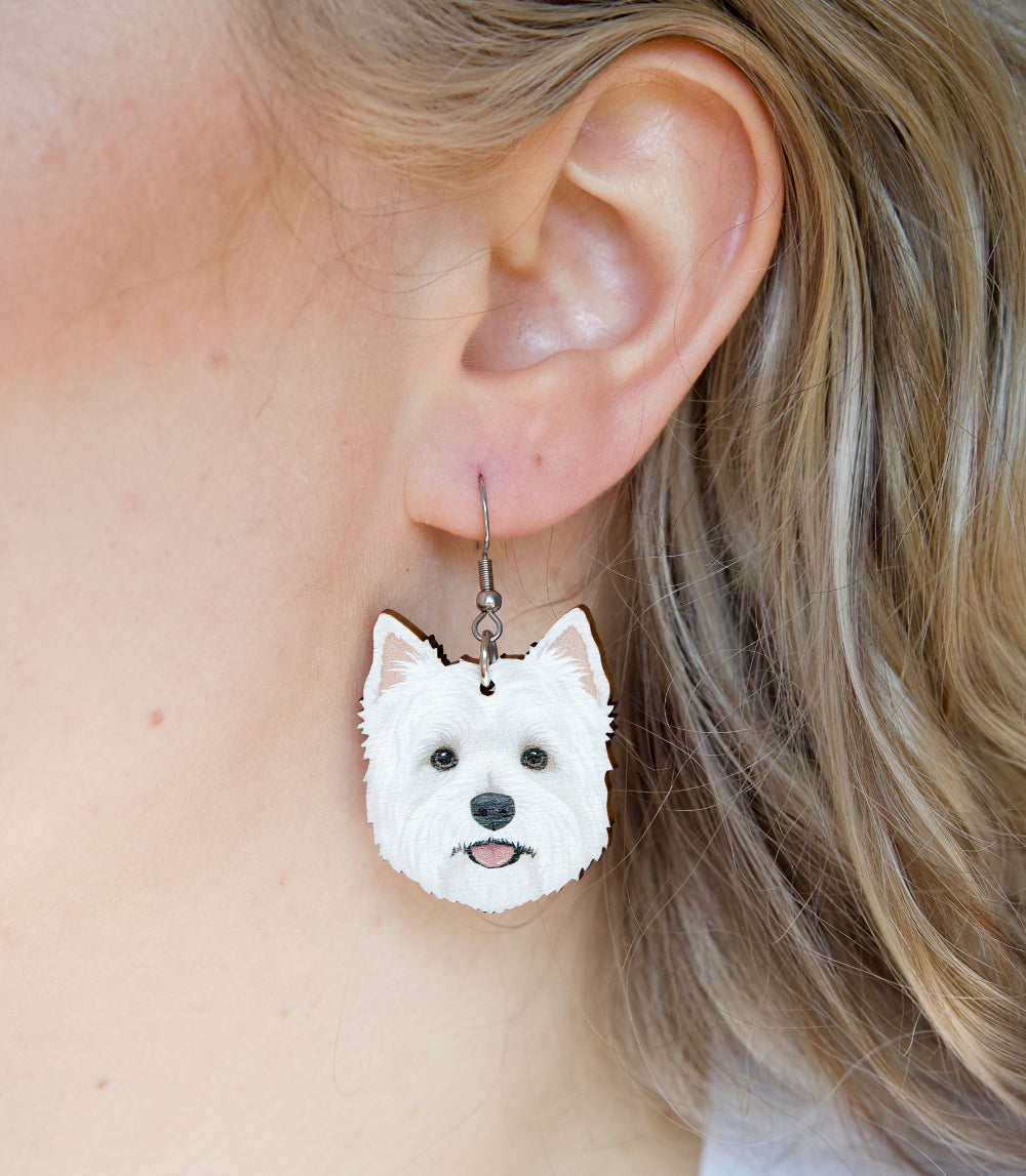 Suomalaisesta koivuvanerista ja kirurginteräksestä valmistetut roikkuvat valkoinen länsiylämaanterrieri westie korvakorut