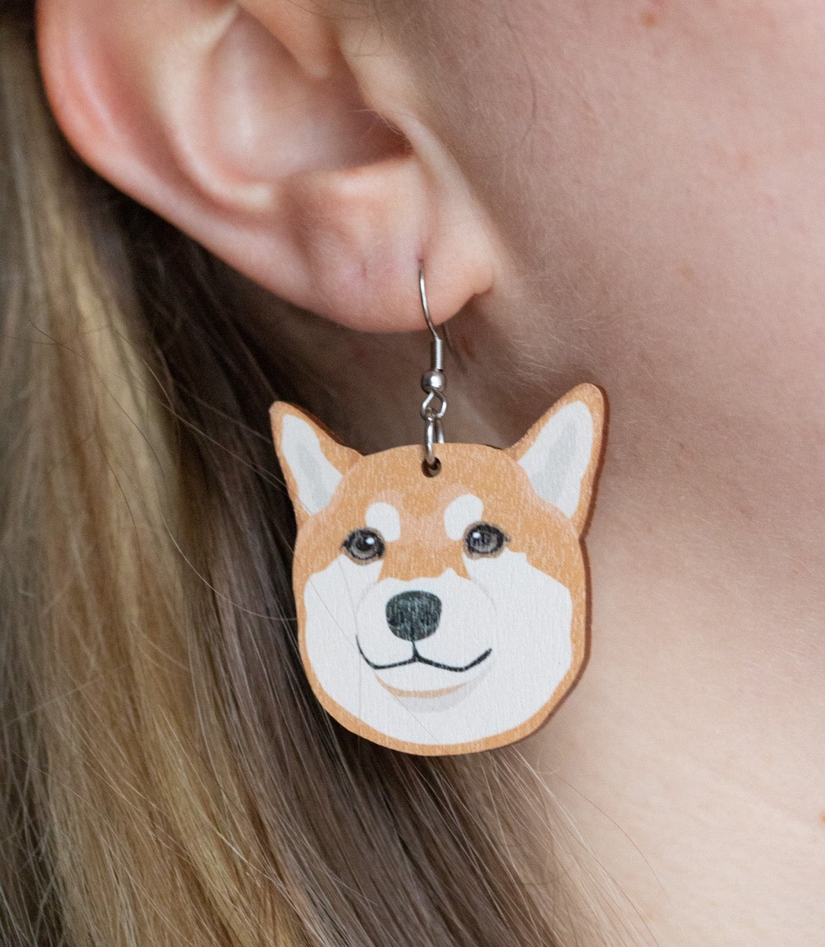 Suomalaisesta koivuvanerista ja kirurginteräksestä valmistetut roikkuvat shiba inu korvakorut