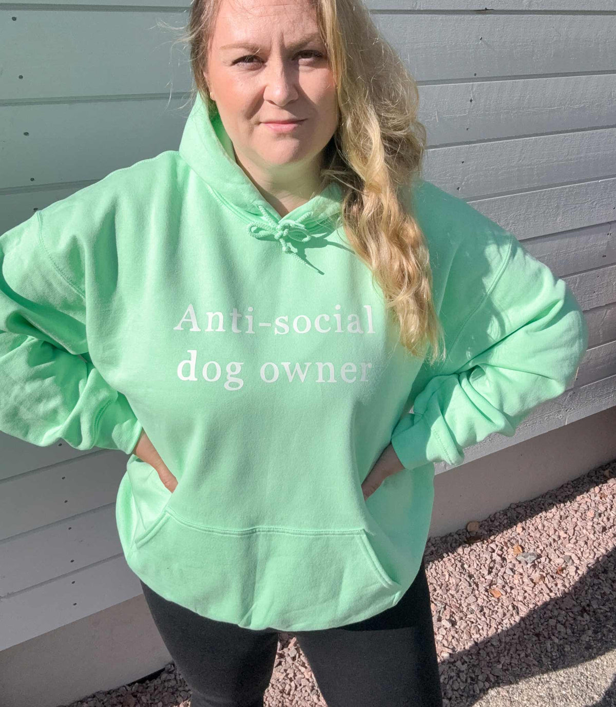 Mintun värinen käsinpainettu huppari Anti-social dog owner tekstillä