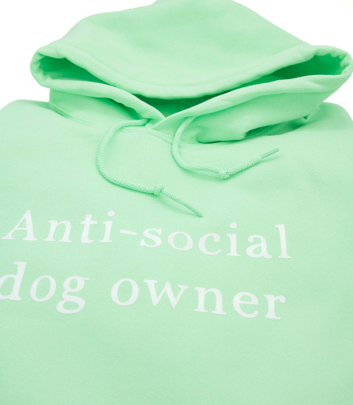 Mintun värinen käsinpainettu huppari Anti-social dog owner tekstillä
