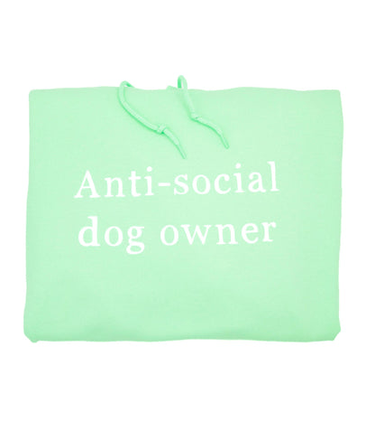 Mintun värinen käsinpainettu huppari Anti-social dog owner tekstillä