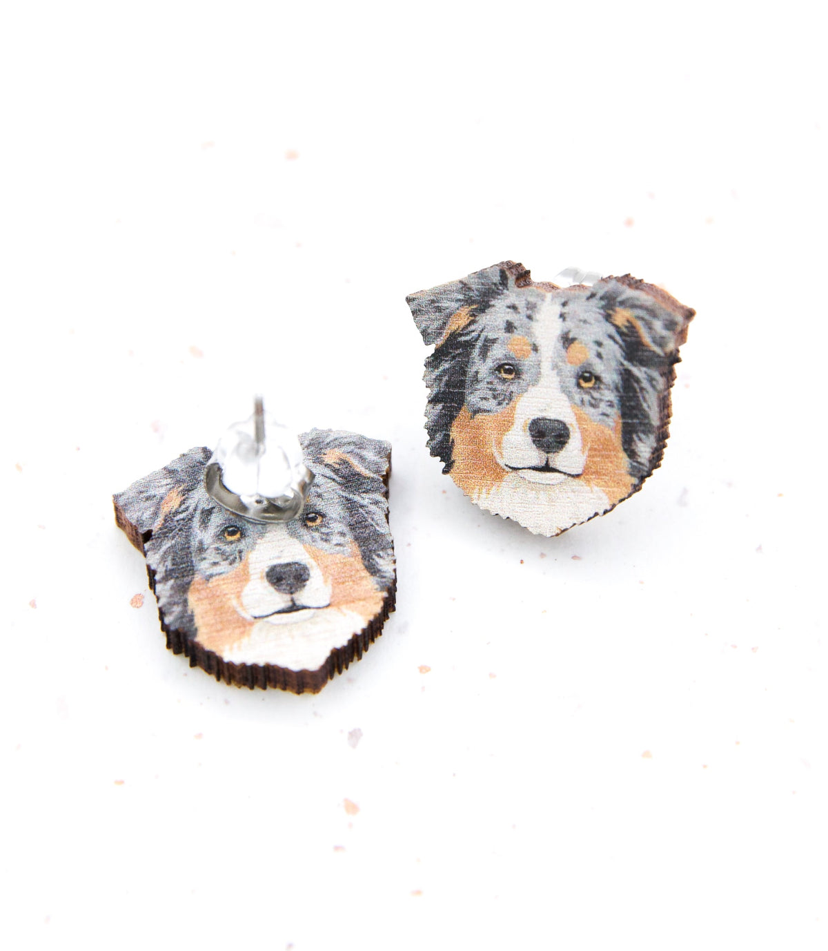 Suomalaisesta koivuvanerista ja allergiaystävällisestä kirurginteräksestä valmistetut australianpaimenkoira aussie nappikorvakorut