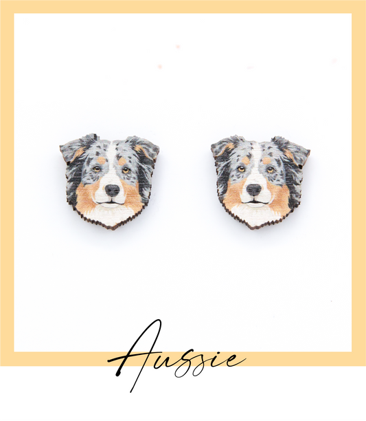 Suomalaisesta koivuvanerista ja allergiaystävällisestä kirurginteräksestä valmistetut australianpaimenkoira aussie nappikorvakorut