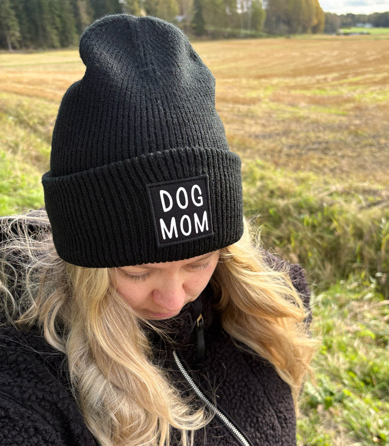Suomessa käsinpainettu 100% kierrätysmateriaalista valmistettu dog mom pipo
