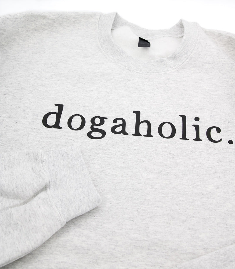 Harmaa collegepaita käsinpainetulla dogaholic tekstillä