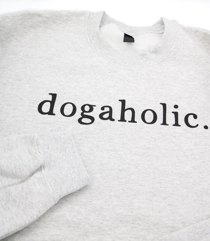 Harmaa collegepaita käsinpainetulla dogaholic tekstillä