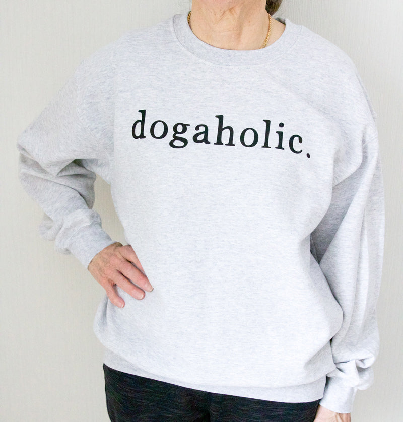 Harmaa collegepaita käsinpainetulla dogaholic tekstillä