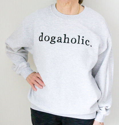 Harmaa collegepaita käsinpainetulla dogaholic tekstillä