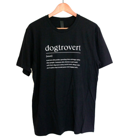 Musta t-paita dogtrovert tekstillä
