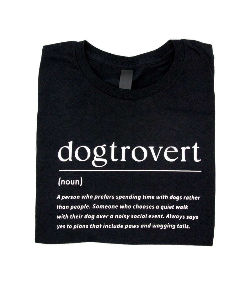 Musta t-paita dogtrovert tekstillä