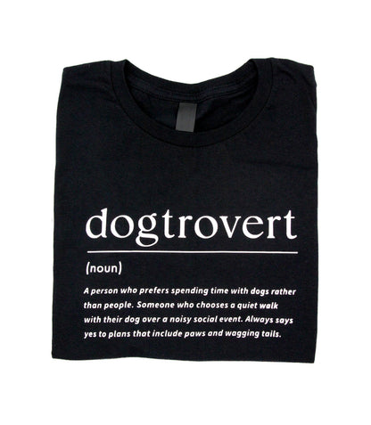 Musta t-paita dogtrovert tekstillä