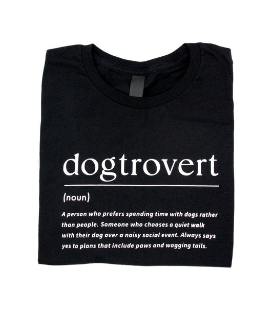 Musta t-paita dogtrovert tekstillä