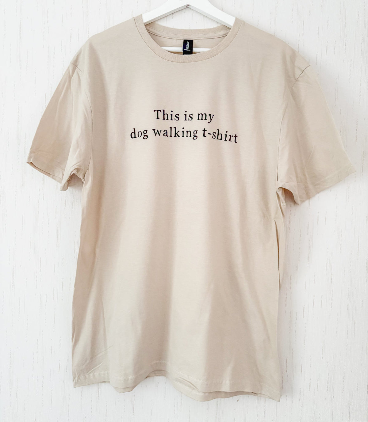 Beige käsinpainettu t-paita This is my dog walking t-shirt tekstillä
