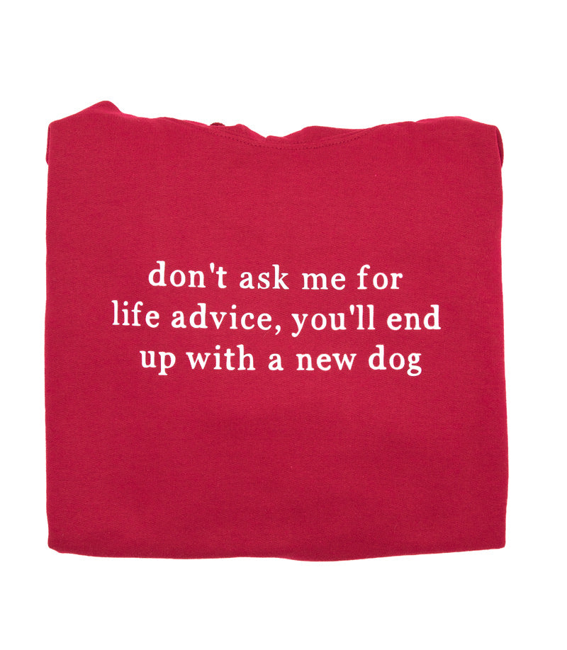 Punainen käsinpainettu huppari Don't ask me for life advice, you'll end up with a new dog tekstillä