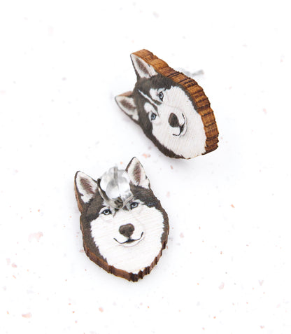 Suomalaisesta koivuvanerista ja allergiaystävällisestä kirurginteräksestä valmistetut husky nappikorvakorut