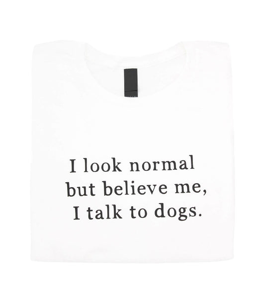 Valkoinen käsinpainettu t-paita I look normal but believe me, I talk to dogs tekstillä