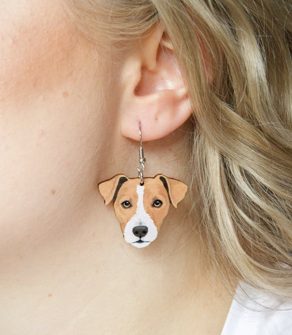 Suomalaisesta koivuvanerista ja kirurginteräksestä valmistetut roikkuvat ruskeat jackrusselinterrieri korvakorut