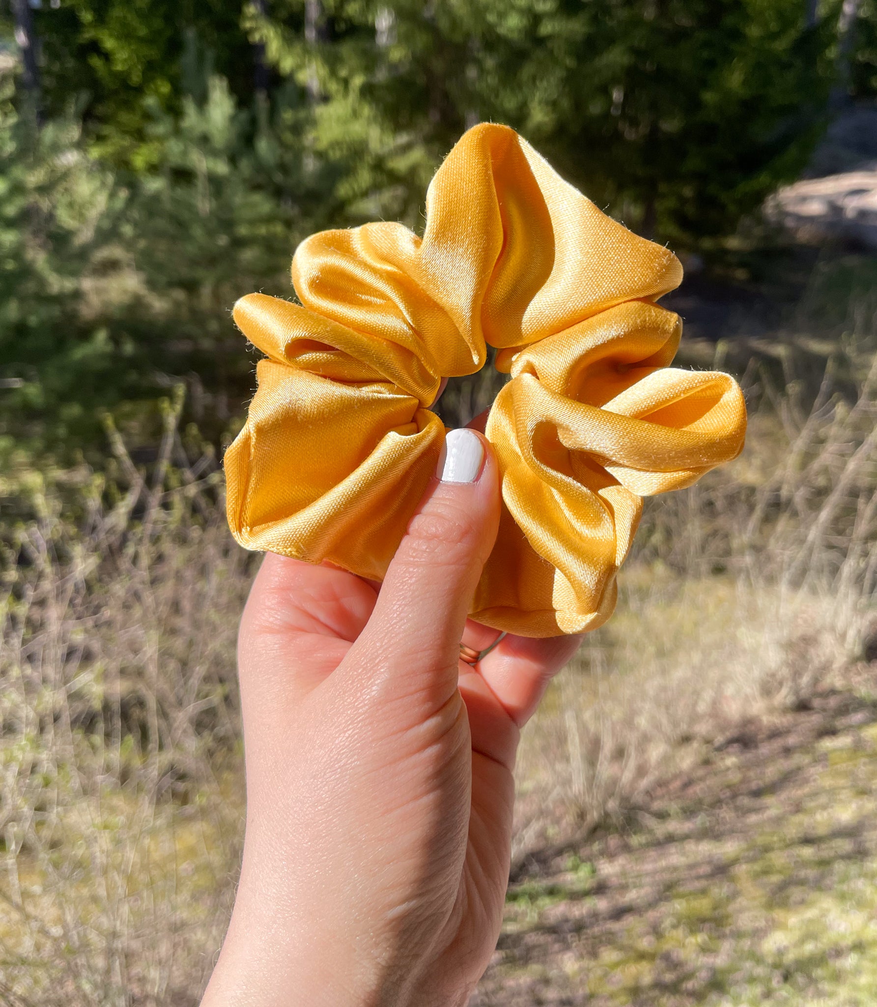 Tekstiiliteollisuuden ylijäämäkankaasta Suomessa käsin valmistettu keltainen satiininen  hiusdonitsi scrunchie