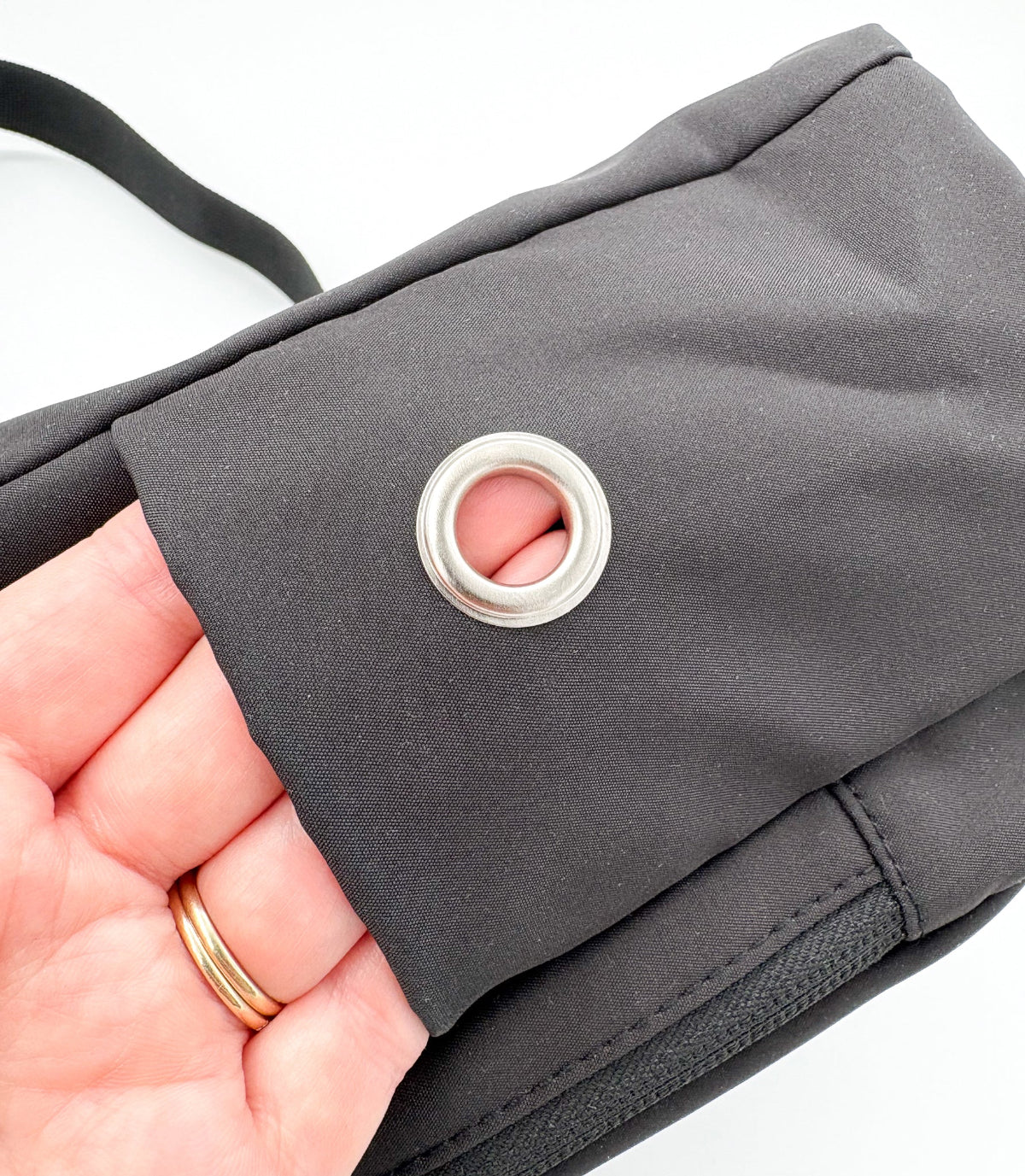 Koiranomistajan ulkoilulaukku eli dog walking bag värissä musta
