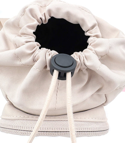 Koiranomistajan ulkoilulaukku eli dog walking bag värissä beige