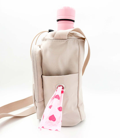Koiranomistajan ulkoilulaukku eli dog walking bag värissä beige