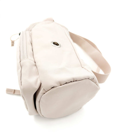 Koiranomistajan ulkoilulaukku eli dog walking bag värissä beige