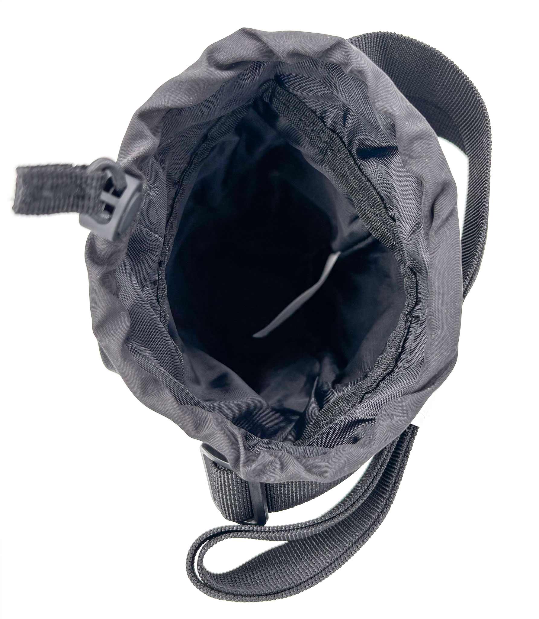 Koiranomistajan ulkoilulaukku eli dog walking bag värissä musta