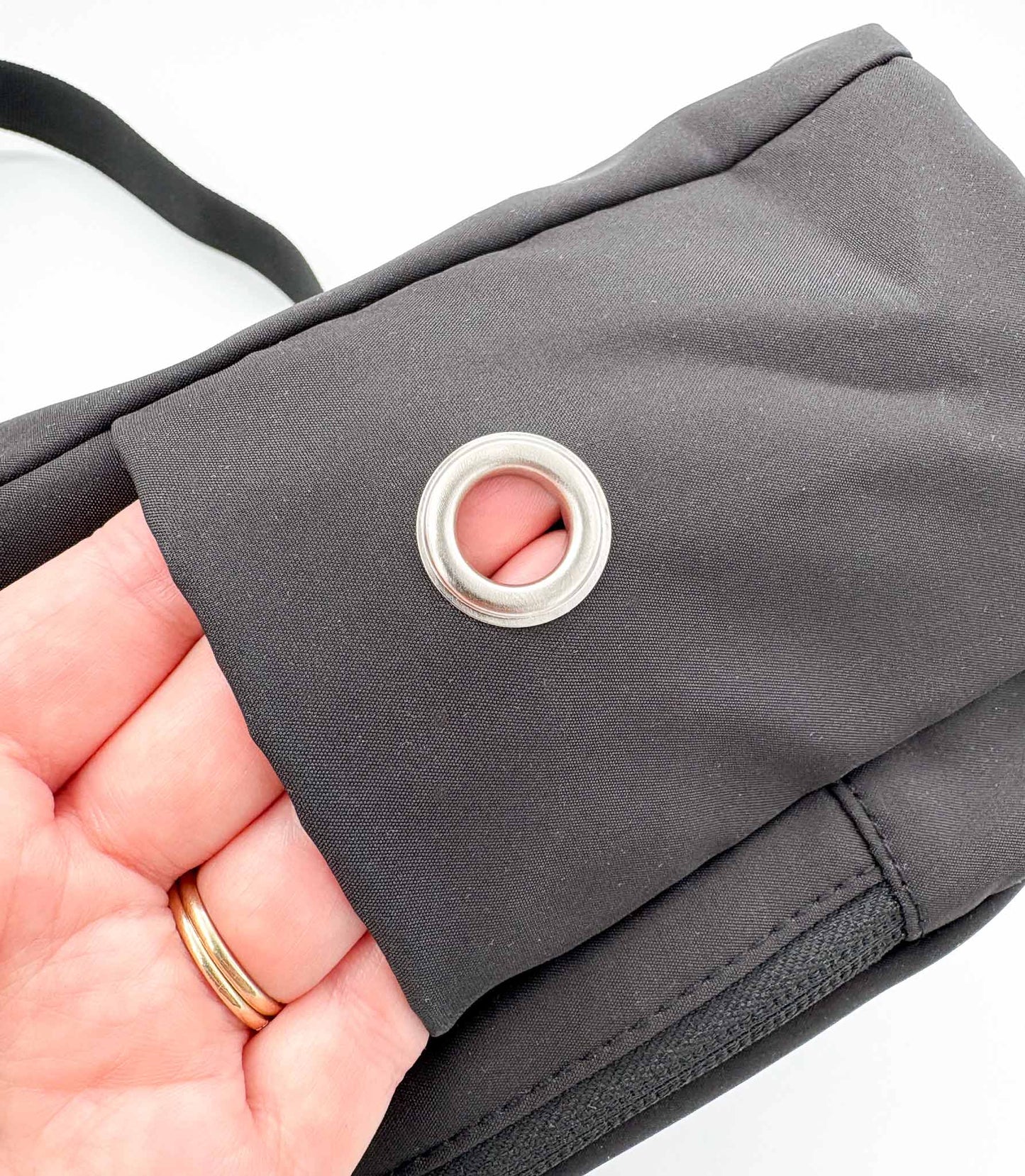 Koiranomistajan ulkoilulaukku eli dog walking bag värissä musta