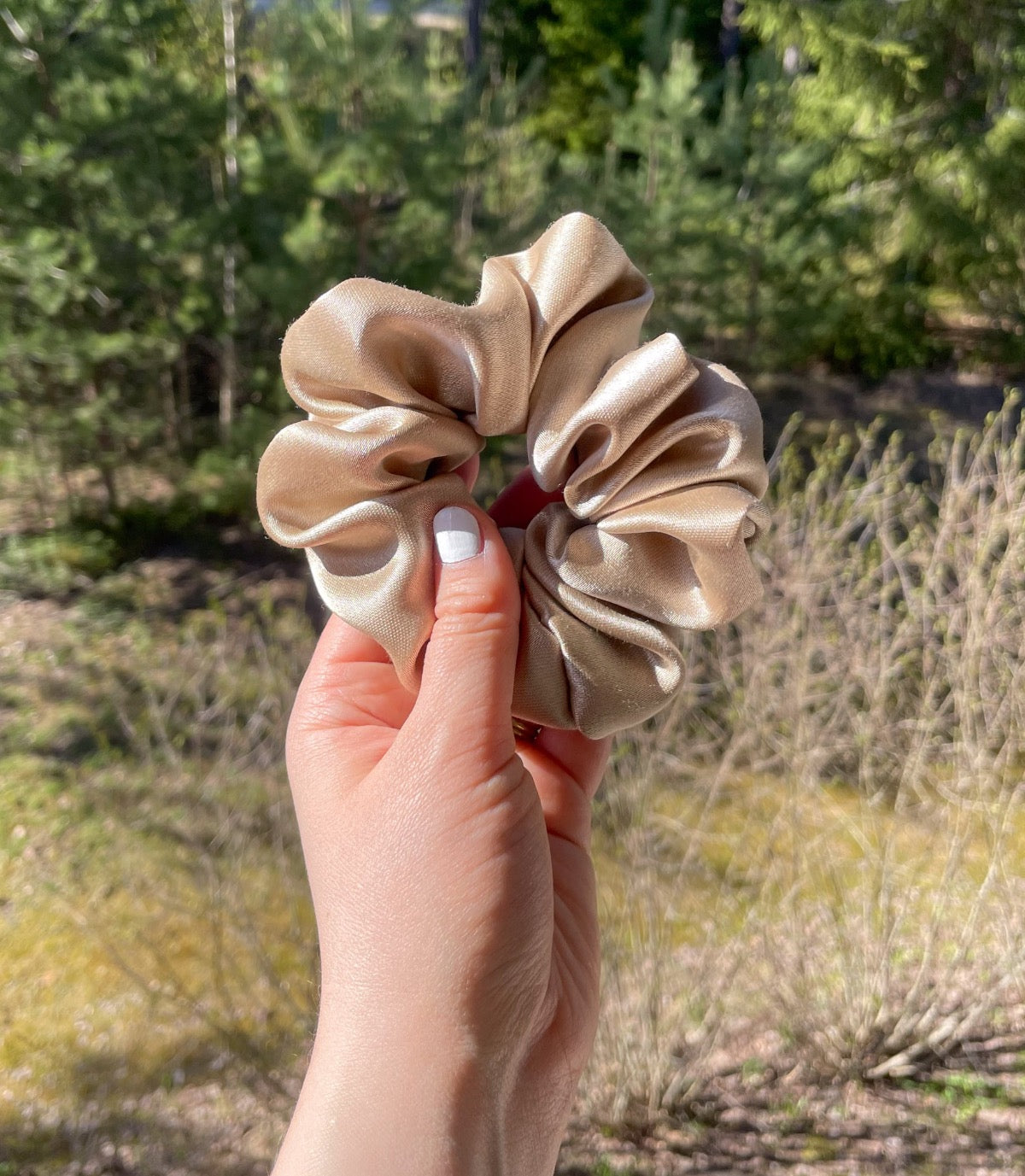 Tekstiiliteollisuuden ylijäämäkankaasta Suomessa käsin valmistettu kultainen satiininen  hiusdonitsi scrunchie