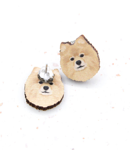 Suomalaisesta koivuvanerista ja allergiaystävällisestä kirurginteräksestä valmistetut mittelspitz nappikorvakorut