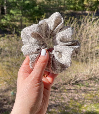 Tekstiiliteollisuuden ylijäämäkankaasta Suomessa käsin valmistettu pellava hiusdonitsi scrunchie