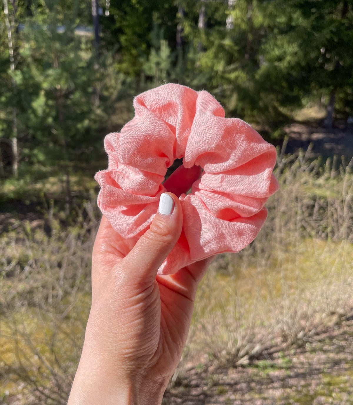 Tekstiiliteollisuuden ylijäämäkankaasta Suomessa käsin valmistettu vaaleanpunainen pellava hiusdonitsi scrunchie