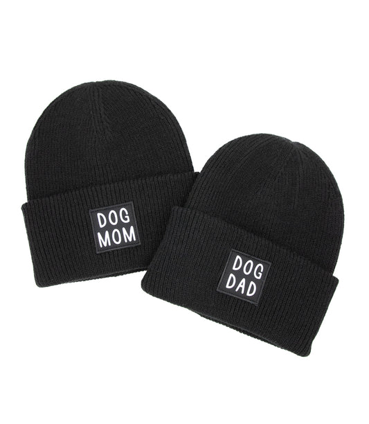 Musta 100% kierrätyspolyesteristä valmistettu pipo dog mom ja dog dad teksteillä
