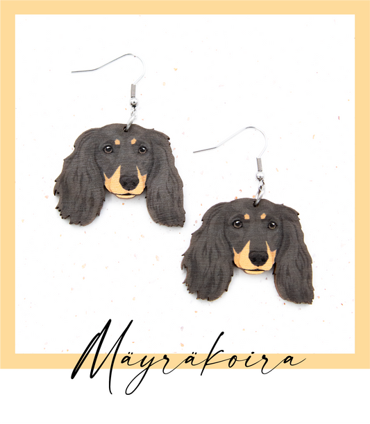 Suomalaisesta koivuvanerista ja kirurginteräksestä valmistetut roikkuvat musta punaisin merkein pitkäkarvainen mäyräkoira korvakorut