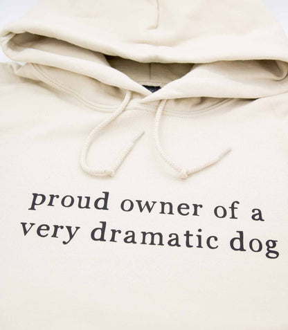 Beige käsinpainettu huppari Proud owner of a very dramatic dog  tekstillä