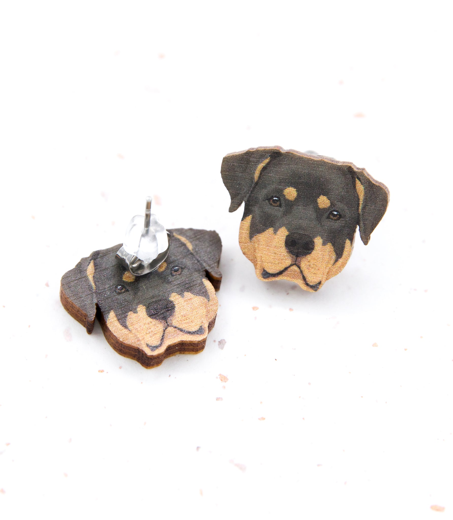 Suomalaisesta koivuvanerista ja allergiaystävällisestä kirurginteräksestä valmistetut rottweiler nappikorvakorut