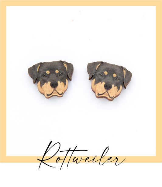 Suomalaisesta koivuvanerista ja allergiaystävällisestä kirurginteräksestä valmistetut rottweiler nappikorvakorut