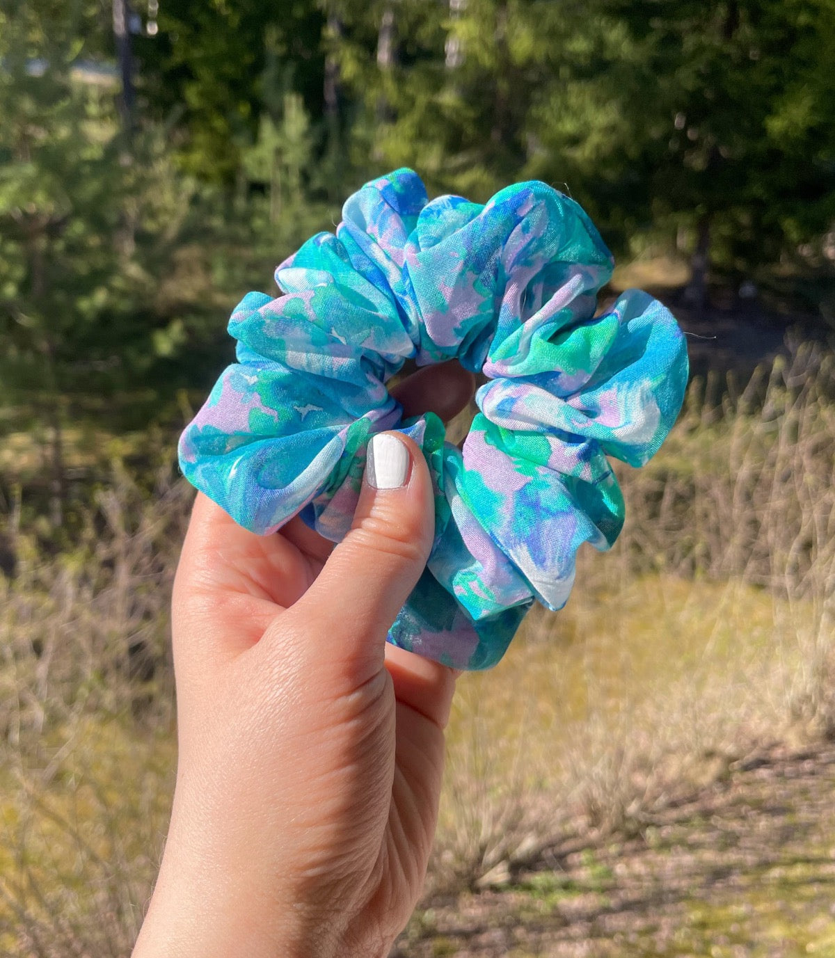 Tekstiiliteollisuuden ylijäämäkankaasta Suomessa käsin valmistettu sinisävyinen sifonkinen hiusdonitsi scrunchie