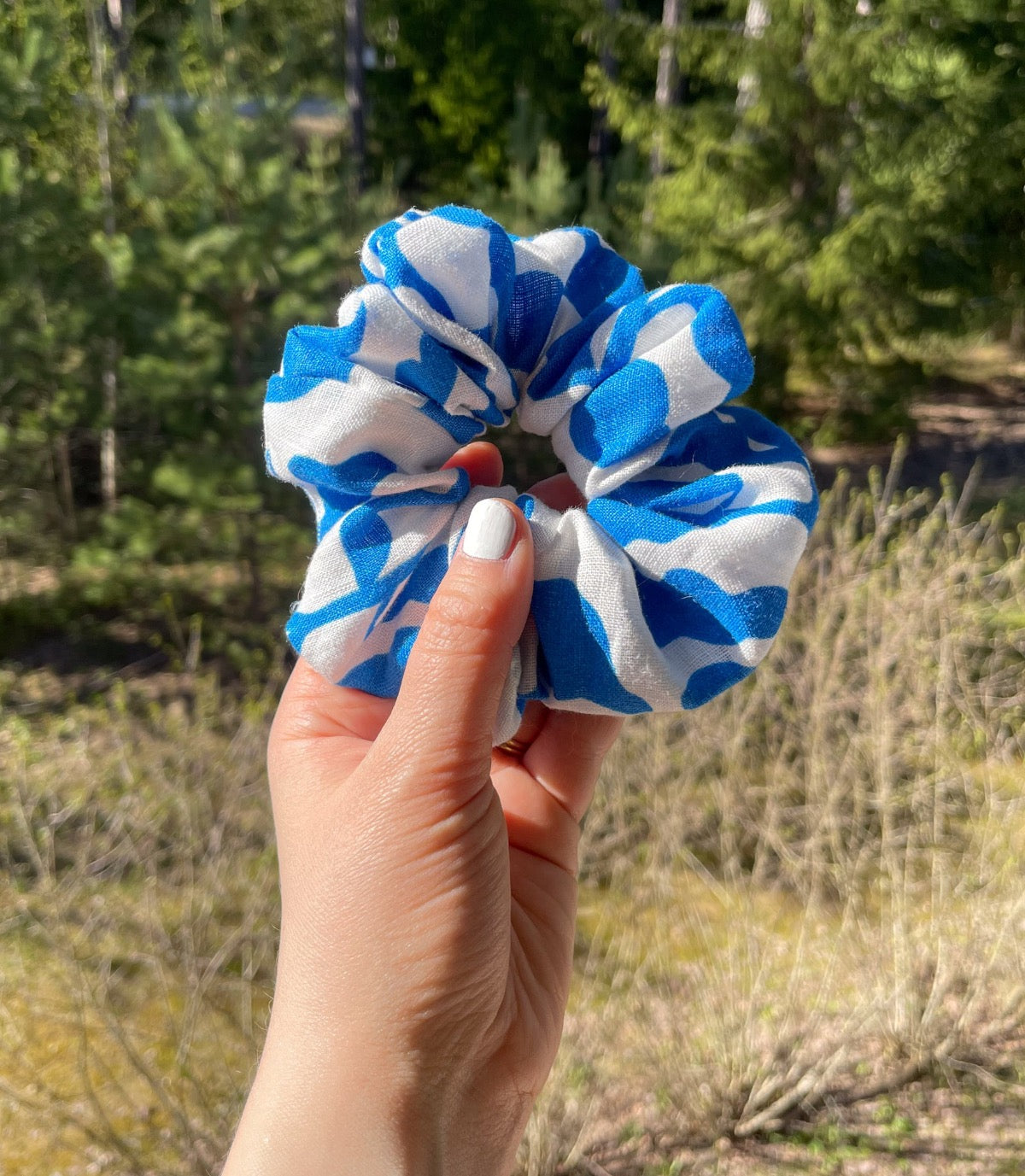 Tekstiiliteollisuuden ylijäämäkankaasta Suomessa käsin valmistettu sinivalkoinen pellavainen hiusdonitsi scrunchie