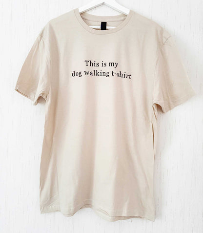 Beige käsinpainettu t-paita This is my dog walking t-shirt tekstillä