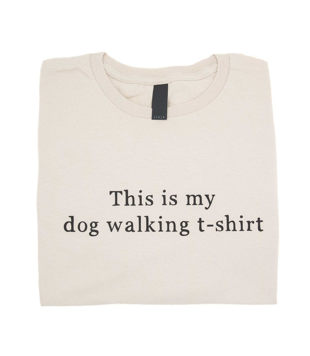 Beige käsinpainettu t-paita This is my dog walking t-shirt tekstillä