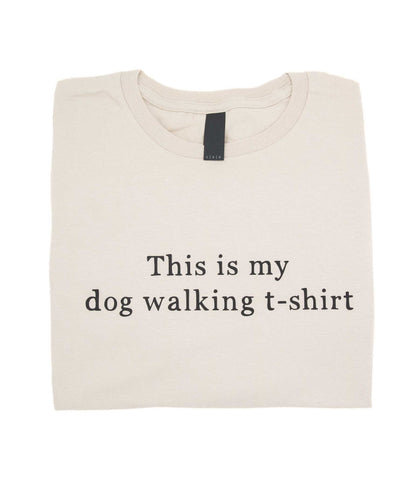 Beige käsinpainettu t-paita This is my dog walking t-shirt tekstillä