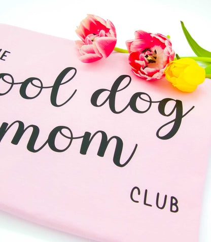 Käsinpainettu vaaleanpunainen t-paita jossa selässä teksti painatus The cool dog mom club